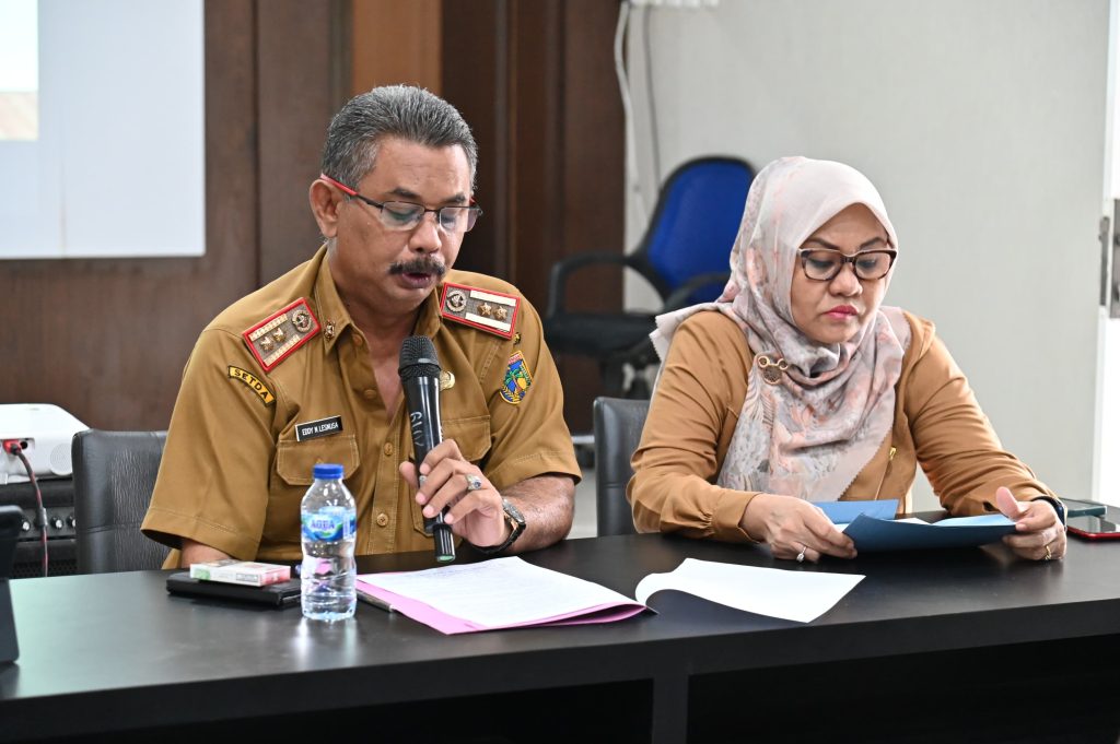 Kadis ESDM Edy Lesnusa dan Sekdis ESDM Devi Borman foto biro adpim