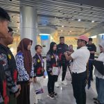 Ketum KONI M. Fathur Razaq saat menyambut kedatangan atlet ASKI peraih dua medali emas di Bandara Mutiara Sisaljufrie Palu, Rabu (21/4) 

foto; ist