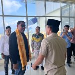 Ketua HIPKA Sulteng, H. Ambo Dalle tiba di bandara Syukran Amiruddin Amir Banggai, Minggu 26/4, disambut Ketua BPD HIPKA Banggai, M. Arfan 

foto: IST