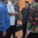 Riyan Suparlan (baju putih) saat memberikan penjelasan tentang MBG kepada Bupati Touna, Ilham Lawidu (batik munas kahmi) didampingi Sekum BPW HIPKA Sulteng, Andi Saiful usai pelantikan BPD HIPKA Touna. 


Foto: pribadi