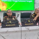 Kajati Sulteng, Nuzul Rahmat dan jajaran Pejabat Kejati saat gelar konfrensi pers di Media Center Kejati, Jalan Samratulangi Palu, Senin (27/4) 

foto: IST