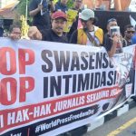 Wartawan dari berbagai kumpulan organisasi pers menggelar aksi damai di Palu, Minggu (3/5). Foto; IST|trustsulteng