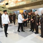 Gubernur Anwar Hafid saat menjemput Kajati Sulteng, Zullikar Tanjung, SH. MH di Bandara Internasional Mutiara SIS Al-Jufri Palu, Senin (4/5)| foto: adpim | trustsulteng