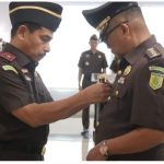 Kajati Sulteng, Zullikar Tanjung, S.H. M.H, saat menyematkan pin kepada pejabat yg dilantik, selasa (5/5) foto: ist | trustsulteng